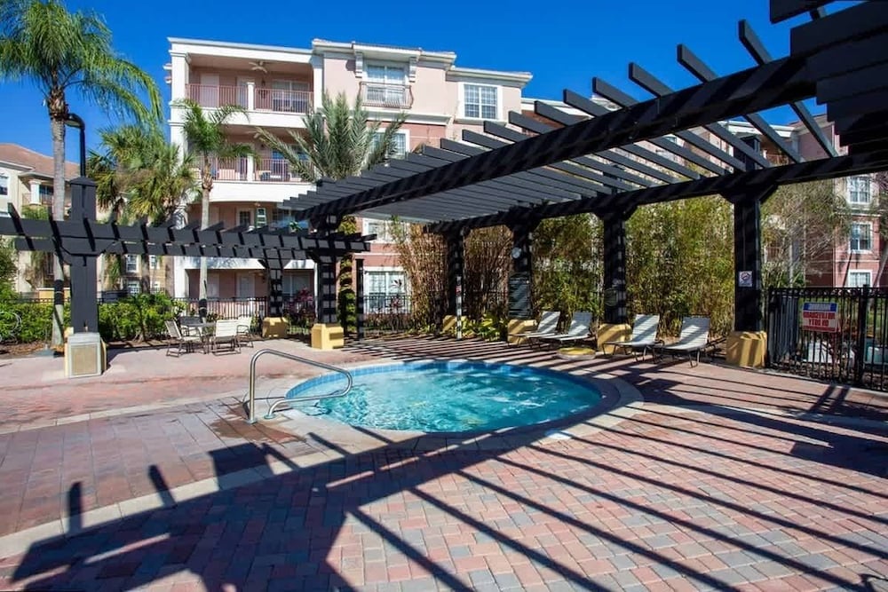 Spacious 2Bd Condo - Pool Hot Tub - Near I-drive