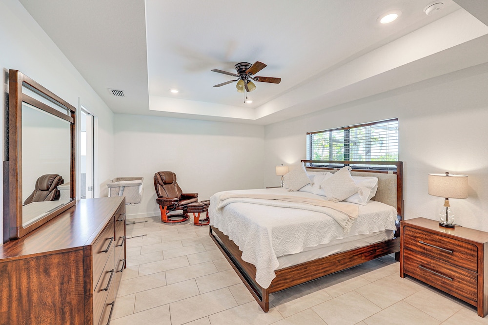 Poolside Oasis & Outdoor Kitchen: Cape Coral Home