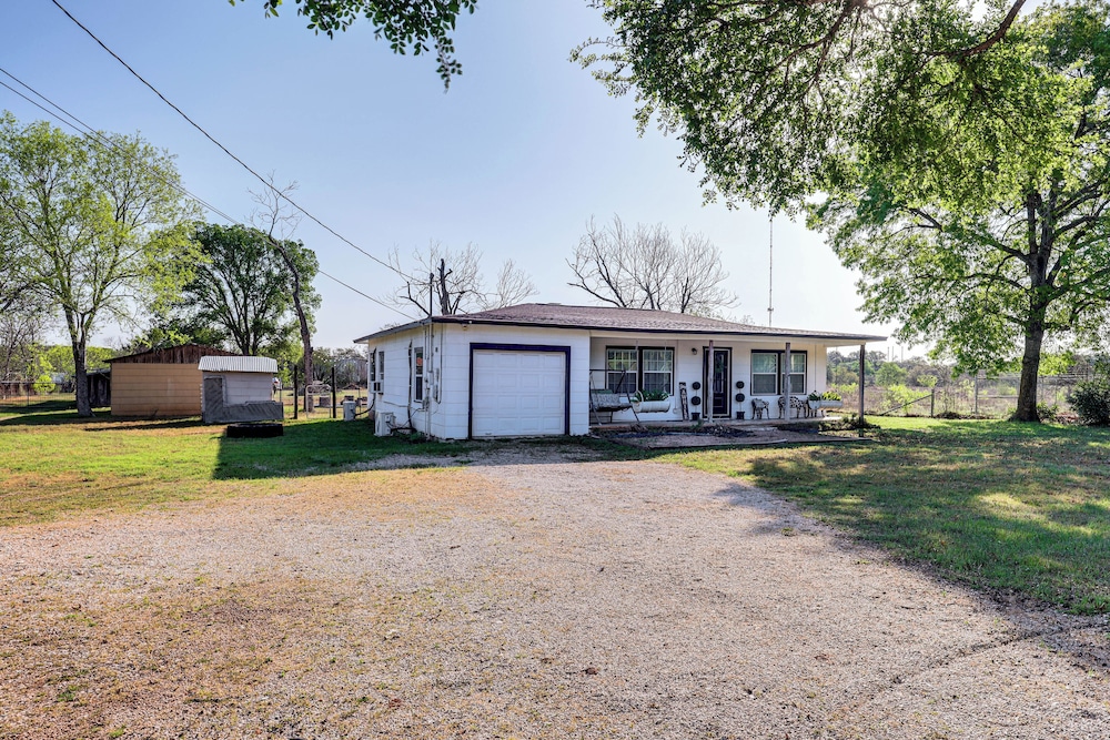 2 Mi to Landa Park: Farmhouse w/ Fire Pit!
