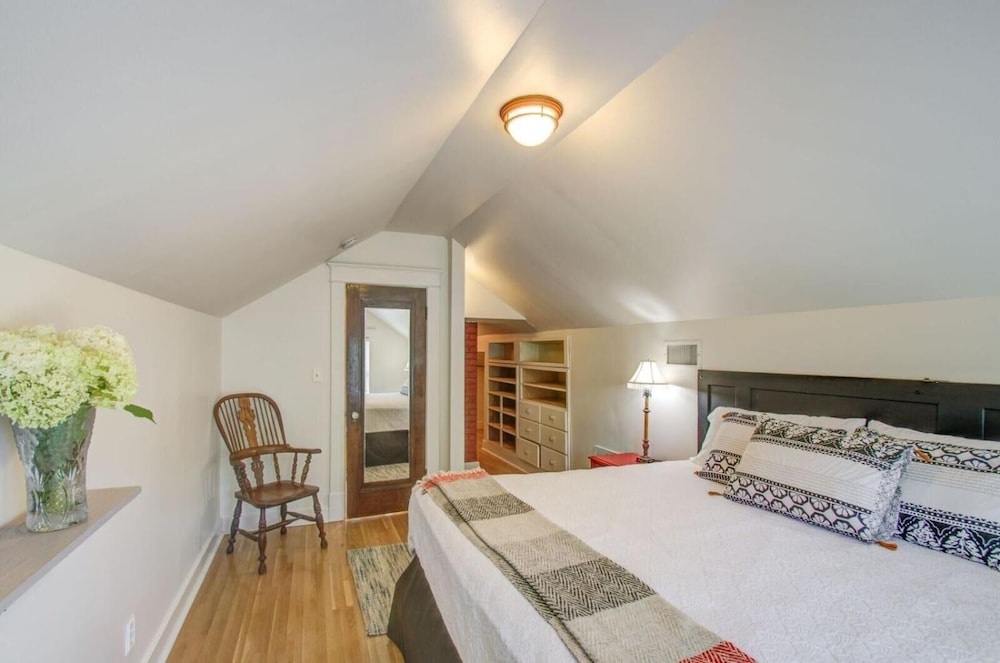 Photograph supplied for Belmont Blvd Bed and Breakfast