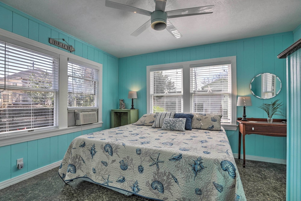 Historic Galveston Hideaway, Walk to the Beach!