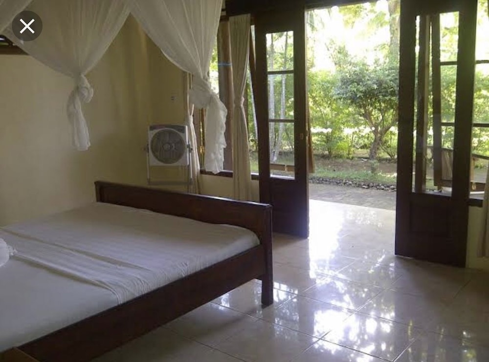 Romeo Beachfront Bungalow
