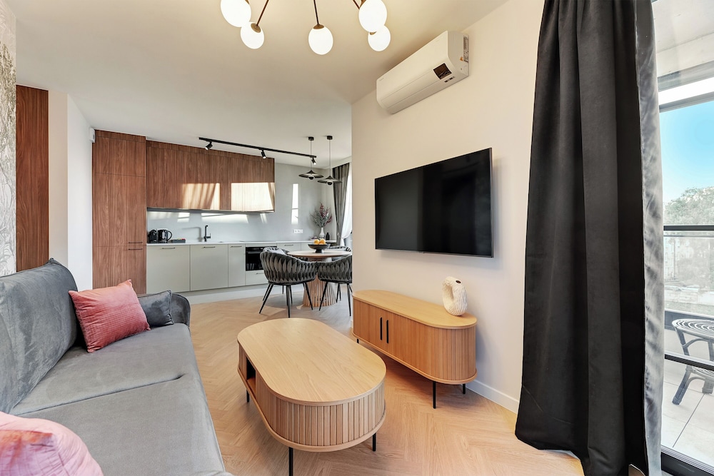Doki Living - Foodhall & Parking by Downtown Apartments