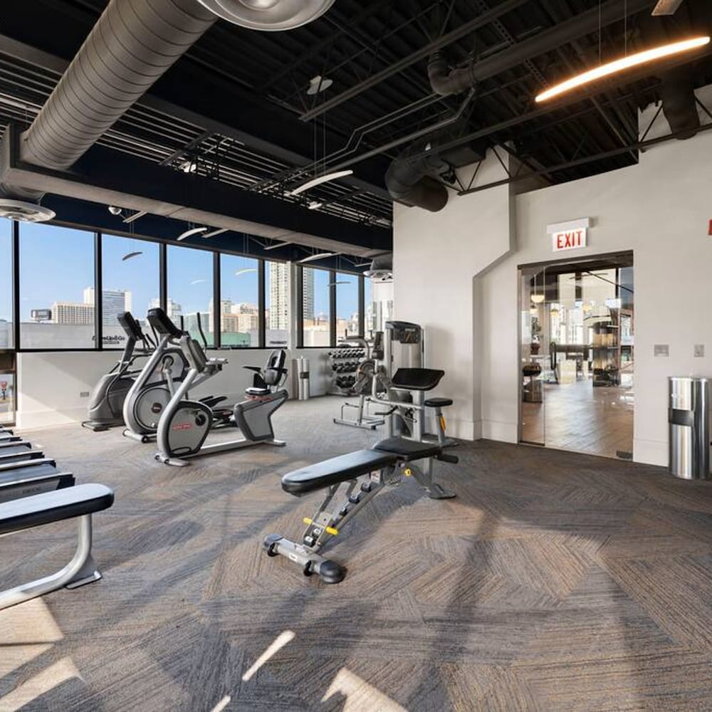 Sleek 2 Bed 2 Bath Condo in Trendy Fulton Market