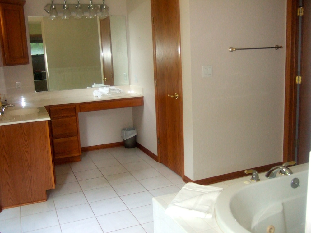 Loya's Little House Bed & Breakfast