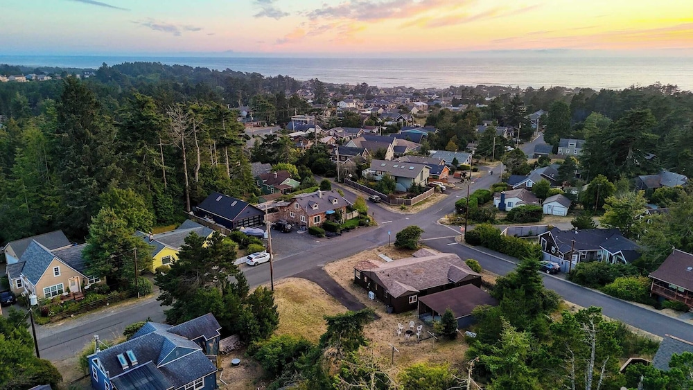 Walk to Beach & Shops Fireplace, Patio Dining & Firepit at Manzanita Ave
