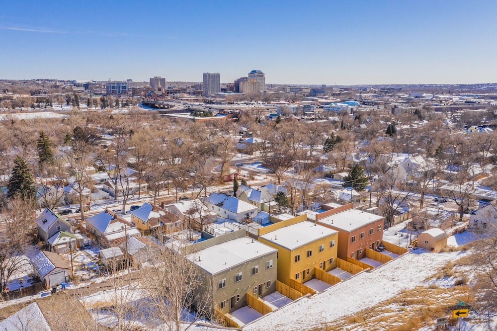 4BR Mnt Viewsmodern Urbanityrooftop Patio view 3
