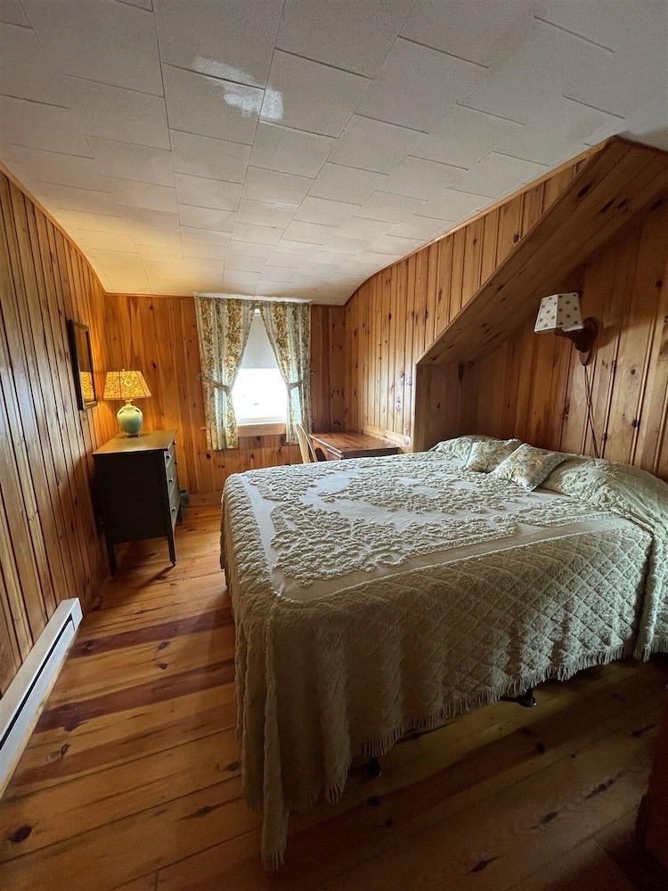 Camp Lindy Limit 7 4 Bedroom Cottage view 5