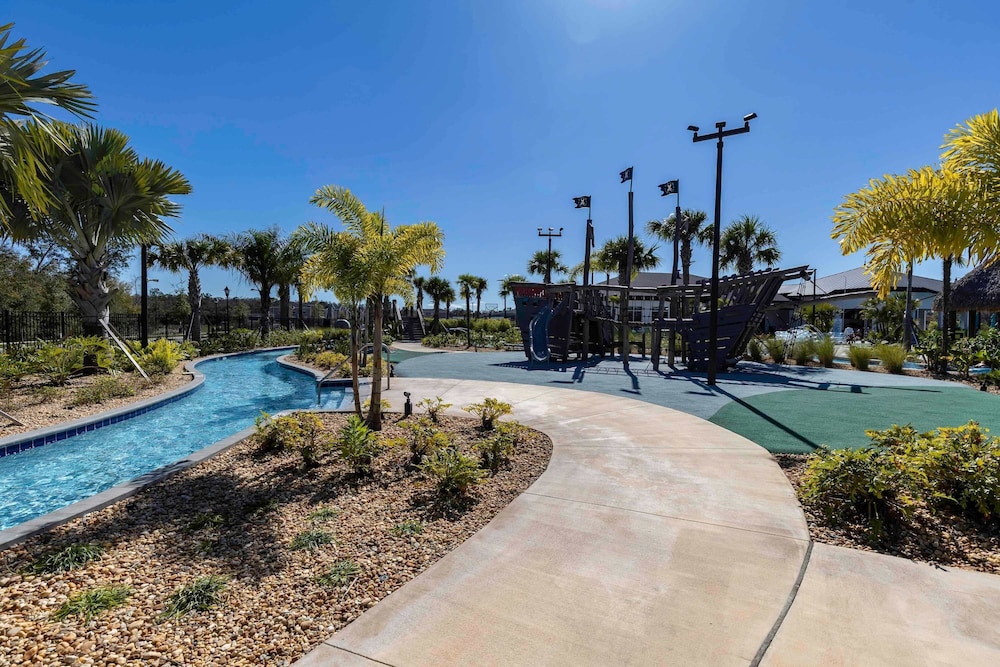 Stylish 4BR Pool Townhome Storey Lake