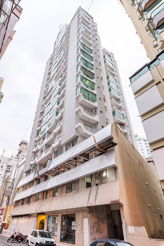Sea View apt 130m From the Beach in BC Erg605