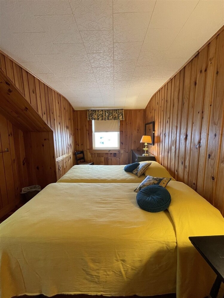 Camp Lindy Limit 7 4 Bedroom Cottage view 4