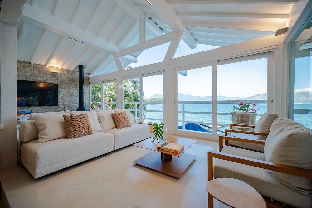 Angra - Mombaça | Mansão Espetacular Beira-Mar, 7 Suites - por Casapē Rio