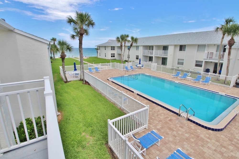 Colony Beach Club 207