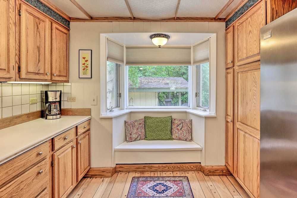 Vibrant 3BR Near Downtown w/ Fireplaces