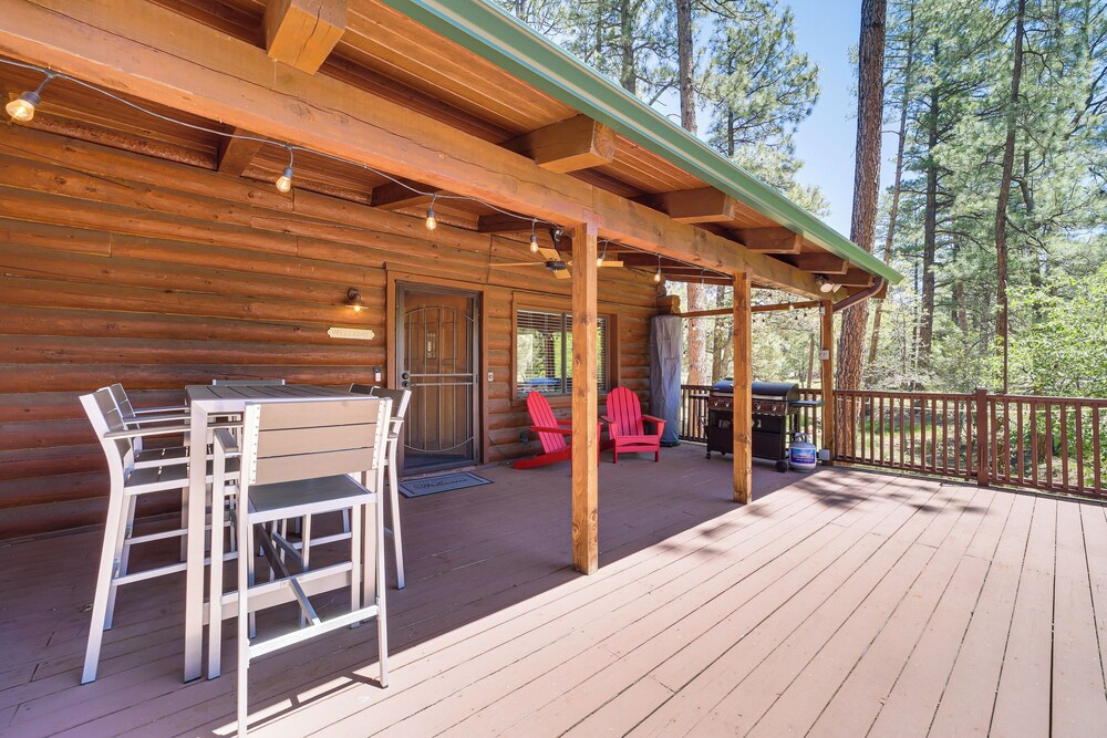 Covered Deck, Private Acreage: Log Cabin in Pine