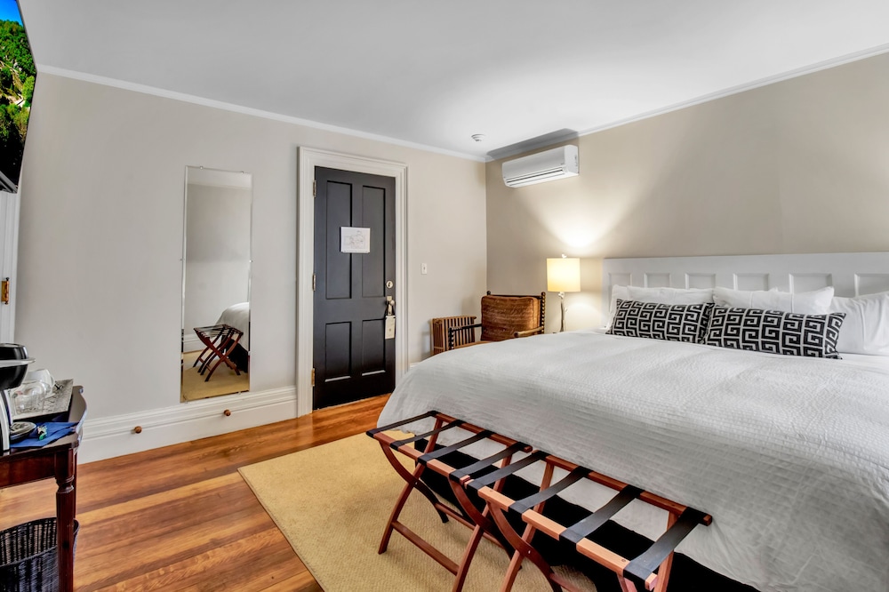 Buffalo Vacations - InnBuffalo off Elmwood - Property Image 3