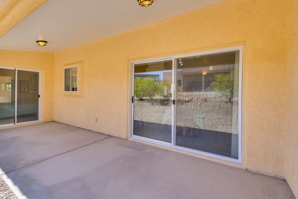 4 Mi to London Bridge: Lake Havasu City Home! view 4