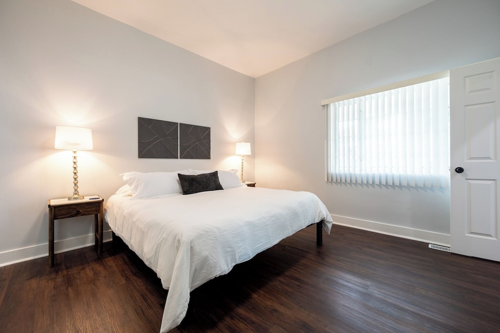 Spacious 5-Bedroom Blue Bungalow