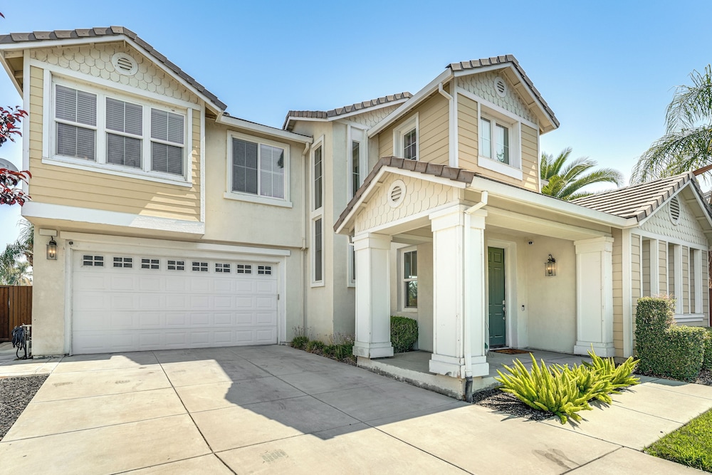 3 Mi to Main St Tracy: Homey Retreat w/ Game Room!