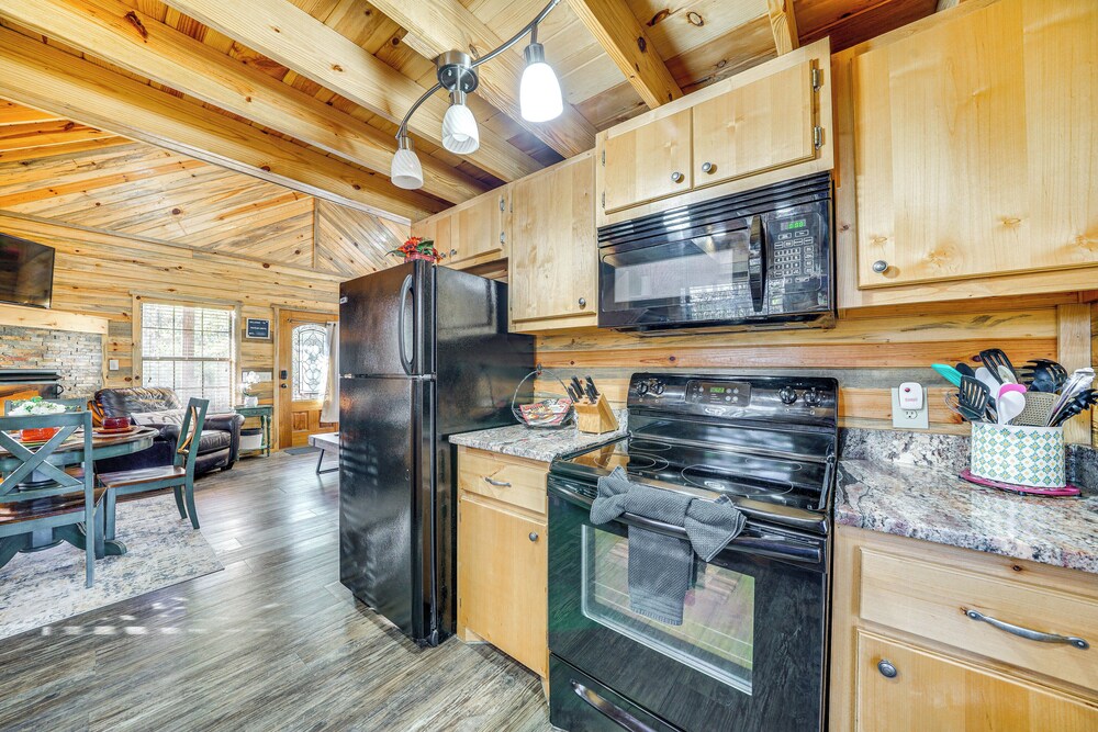 Hot Tub & Fire Pit: Cozy Cabin in Broken Bow!