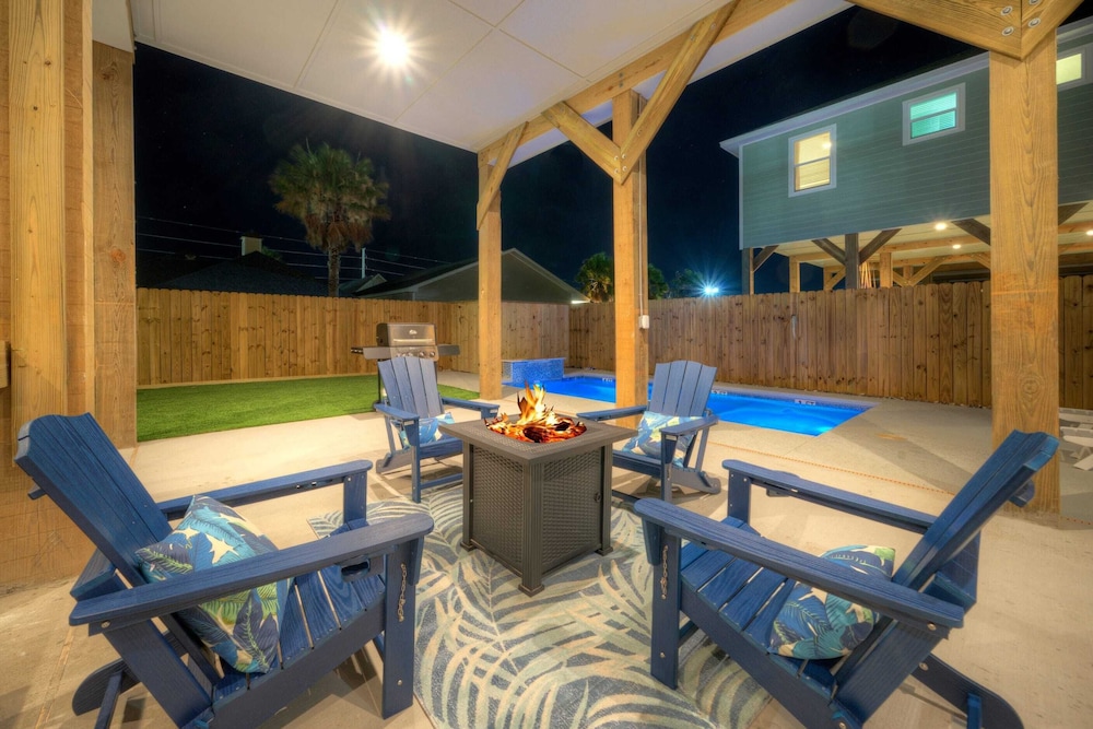 Deja Blue Coastal Retreat w/ Pool, Firepit, BBQ & Outdoor TV Lounge