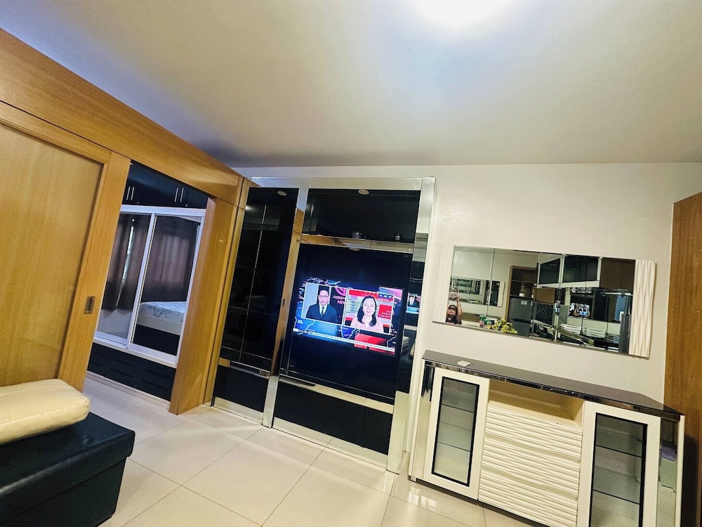 Ritzy Pasay Getaway - Entire Apartment for Rent