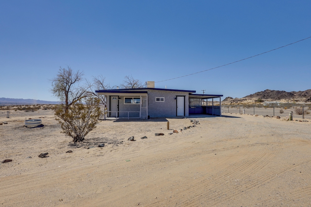 9 Mi to Joshua Tree NP: Secluded Desert Home!