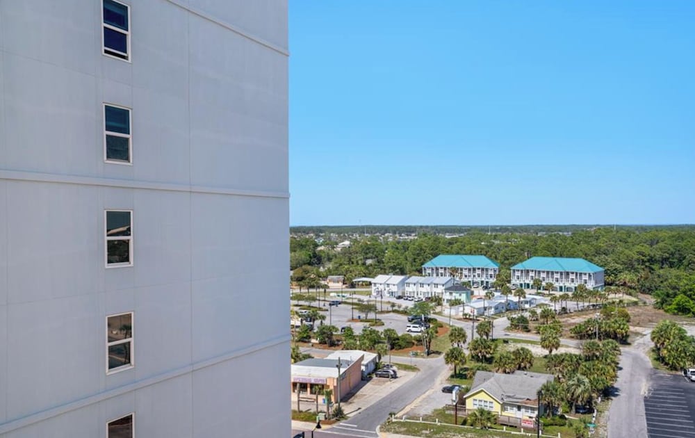 Coastal Hideaway: Cozy Beachfront Studio Sleeps 4 With Stunning Views!