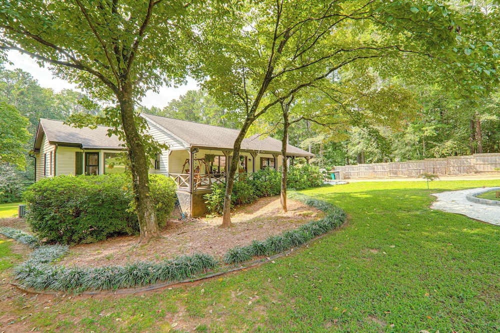 Stylish Country Living: Serene Suwanee Retreat!