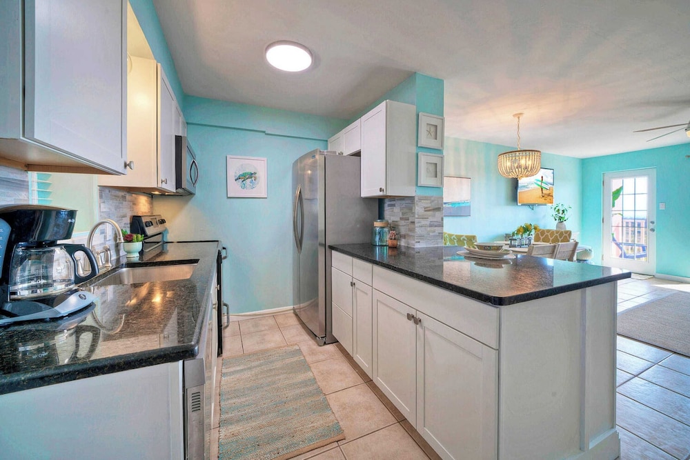 Sleeps 18 2 Beachfront Condos w/ 2 Pools, Tennis/pickleball, Beach Boardwalk