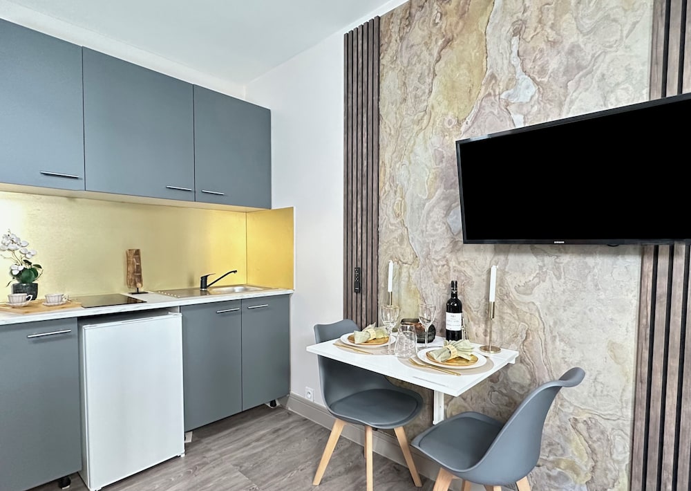 1601 Dumont