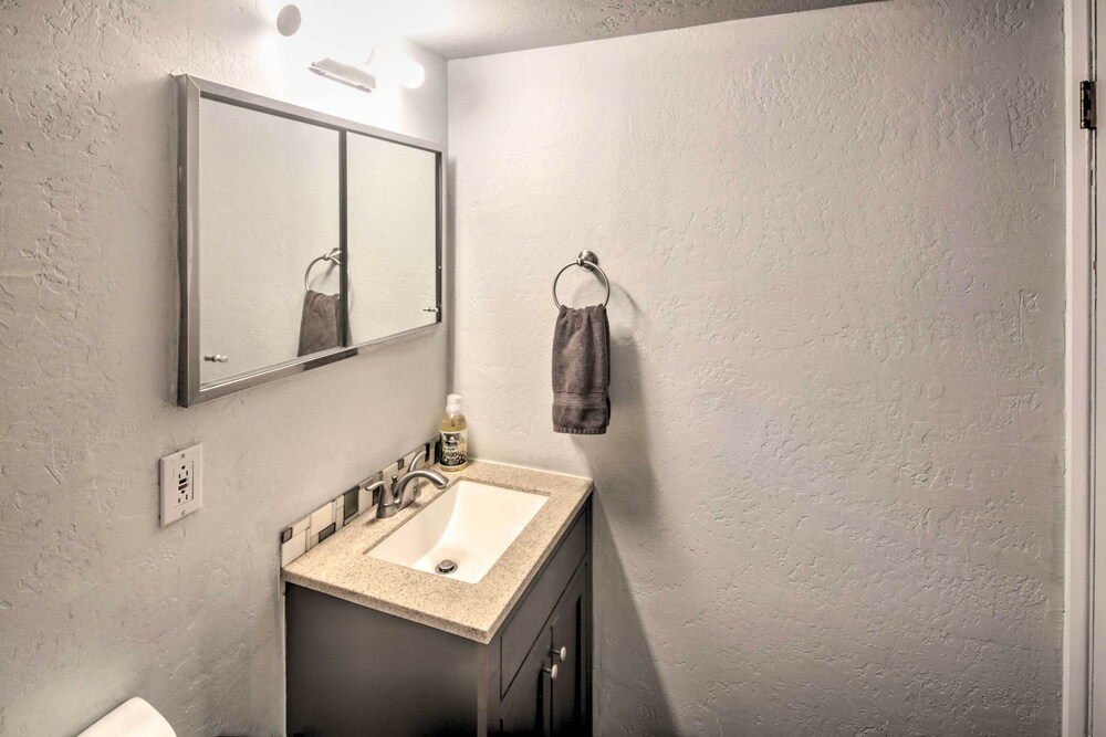 Kingman Apartment < 2 Miles to Route 66 Sign!
