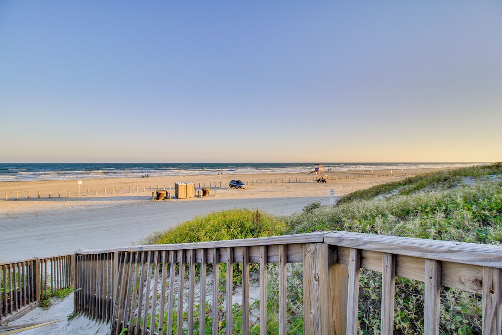 Steps to Sand: Breezy Port Aransas Condo!