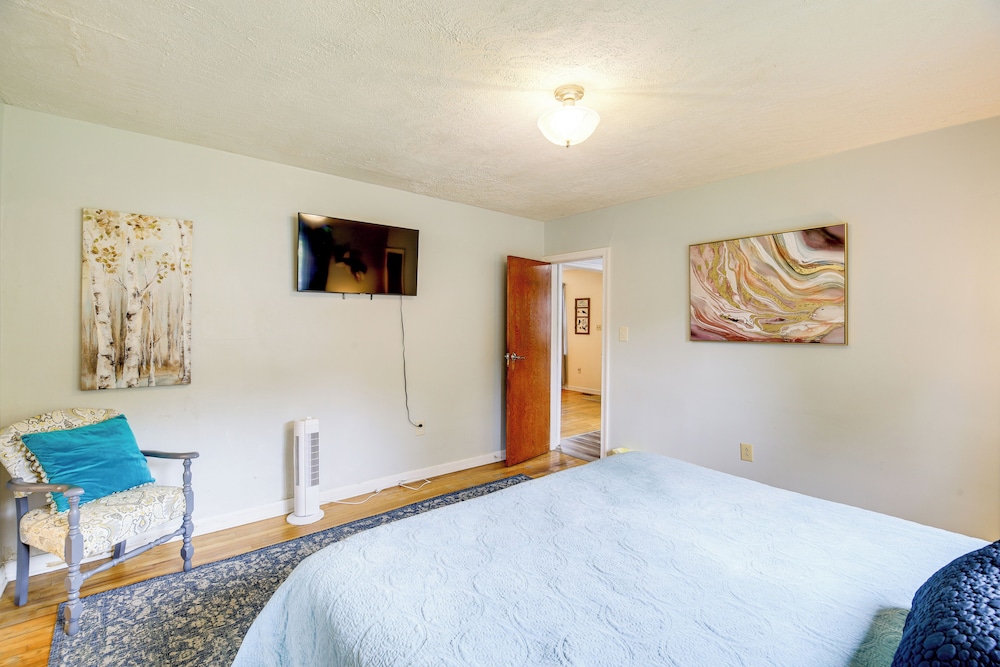 Cozy Home w/ Spacious Yard: 2 Mi to Dtwn Bristol