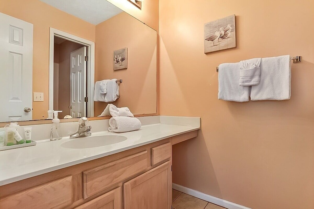 River Oaks 33f 2 Bedroom Condo