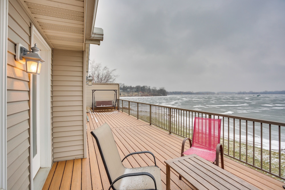 Hot Tub + Fireplace: Cozy Home on Howard Lake!