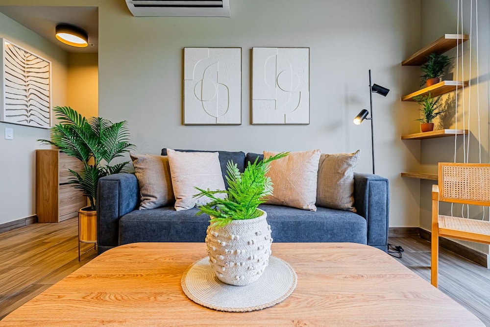 w Trendy 2BR w Balcony in the Heart of Centriqo