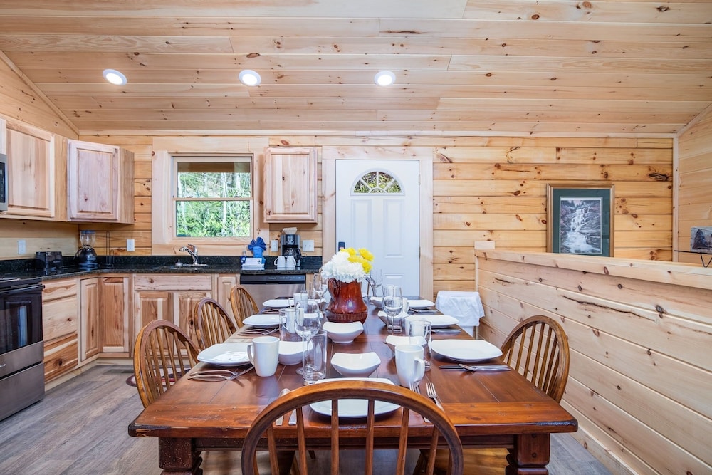 211 Misty Mountain Getaway 4 Bedroom Cabin