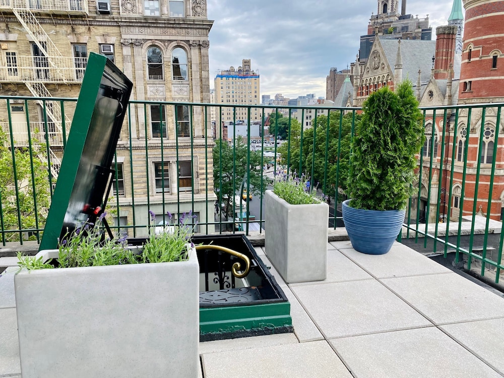 Lofty Bright Greenwich Getaway w Private Rooftop