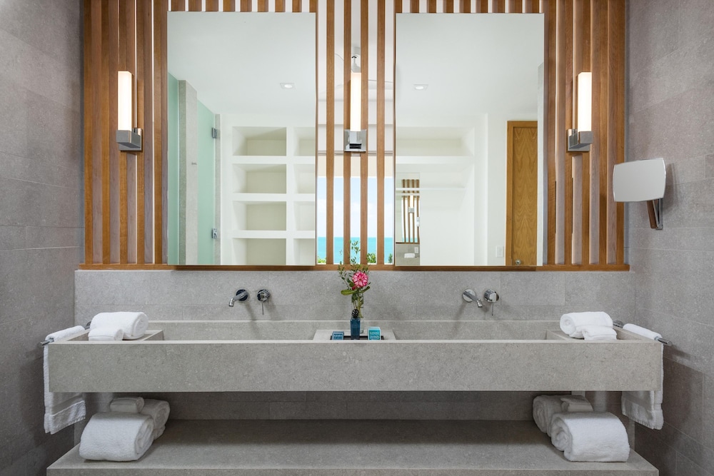 La Mer Villa West Luxury Oceanfront on Sapodilla Bay