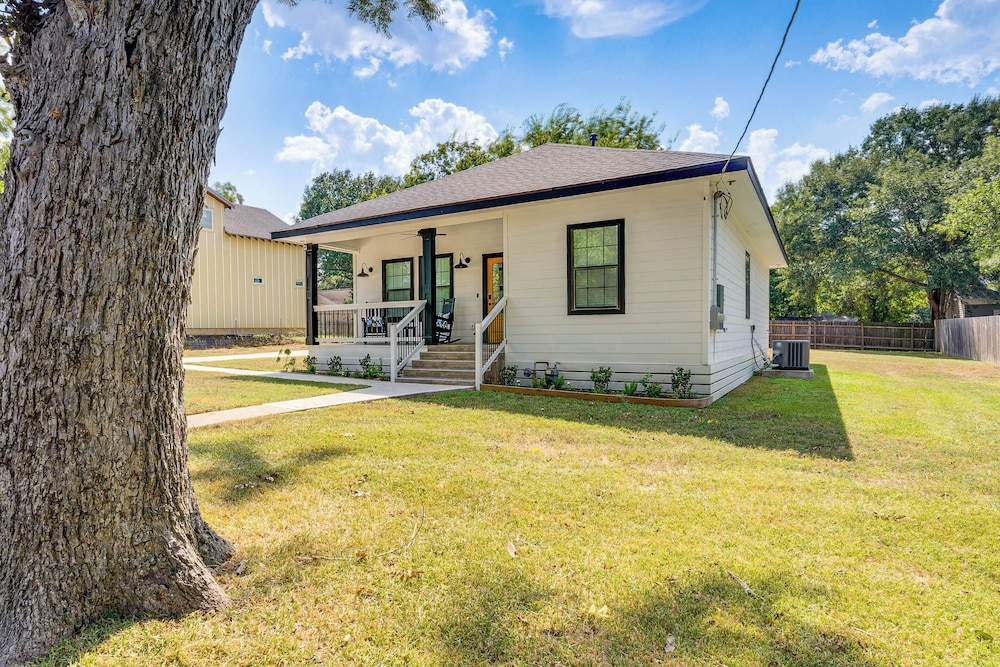 1 Mi to Dtwn Brenham! 'the Bell & Bloom Cottage'