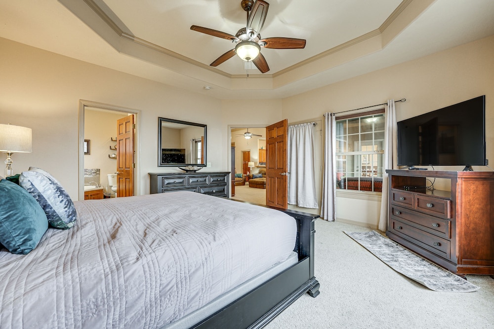 Relax Fireside: Branson West Gem w/ Hot Tub Access