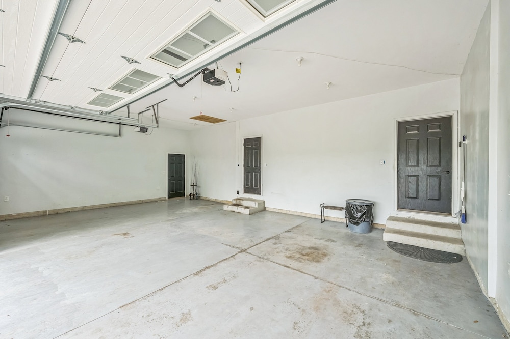 Lakeside Retreat With Hot Tub & Game Room 3 Bedroom Home