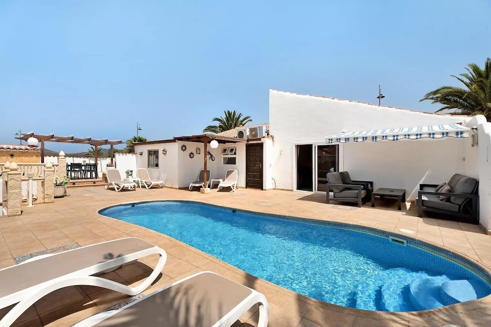 3 Bed Villa - Sleeps 6 - Pool - Hottub- Parking