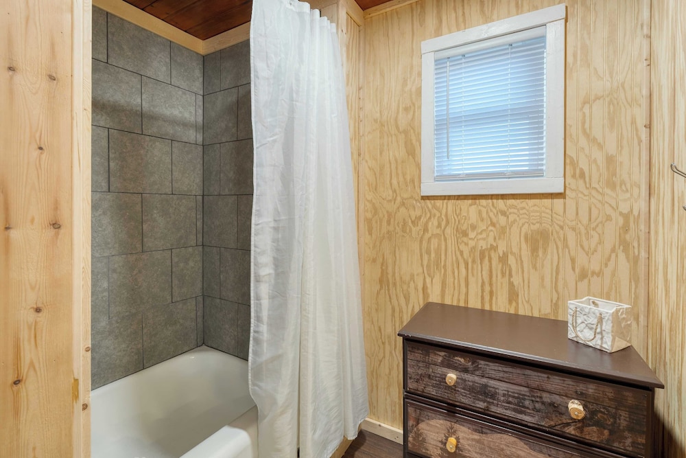 Creekside Haven by Avantstay Hot Tub, Fire Pit, Outdoor Dining Area Nestled Next to Creek