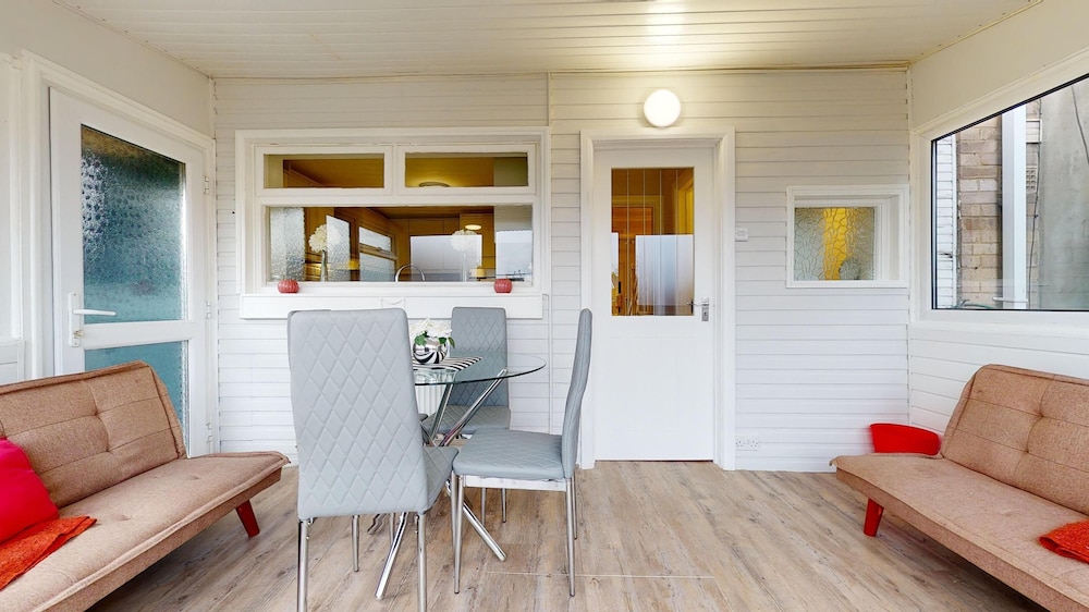 Lovely 3 Bedroom House in Dagenham With Parking