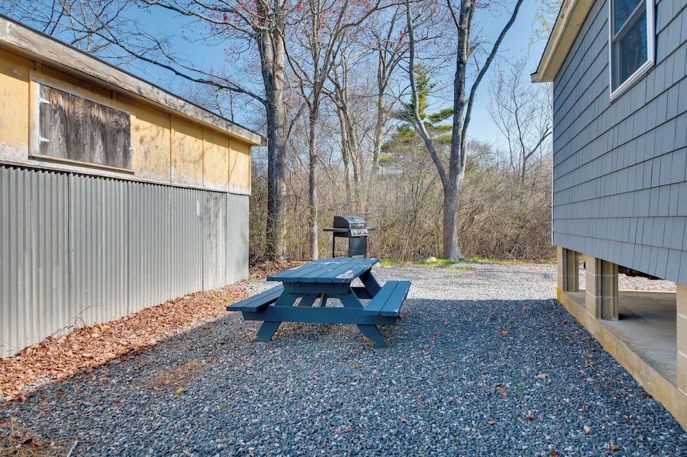 Walk to Long Sands Beach: Cottage w/ Fire Pits!