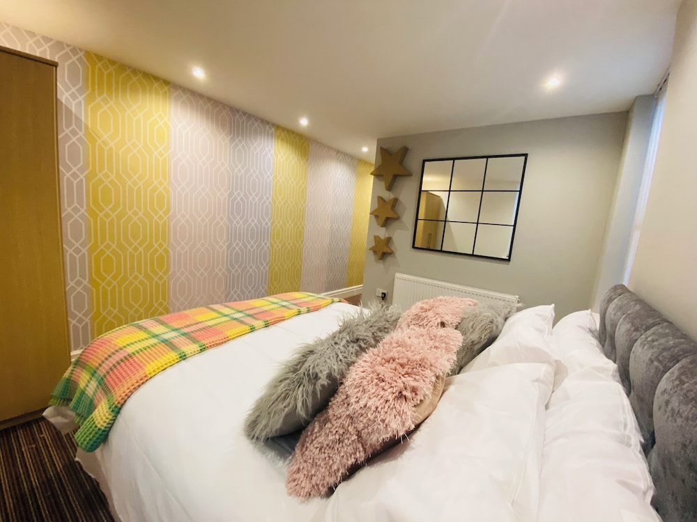 Blackpool - 4 Beds - Sleeps 10 - Pet Friendly
