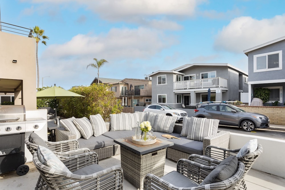 Sandy by Avantstay Oceanview Steps to Beach Patio w Fire Pit Dining Area