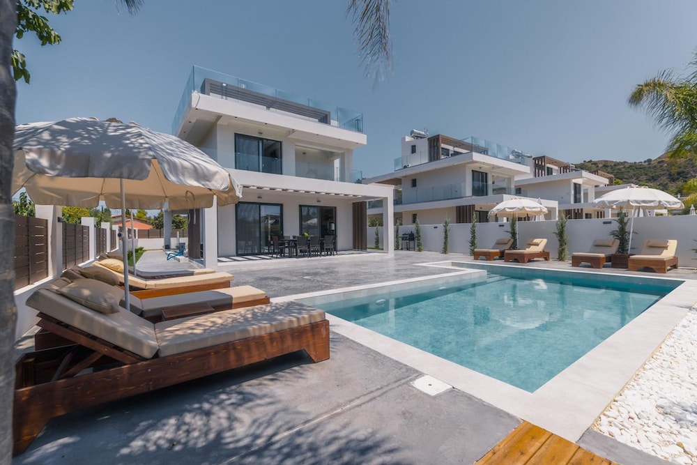 Villa Infinity Ena in Kalamaki